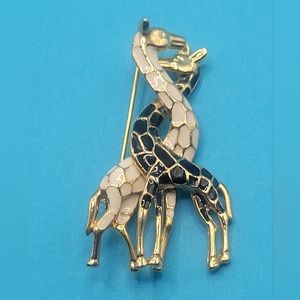 🦒Loving Entwined Giraffes 🦒Enameled Brooch Pin